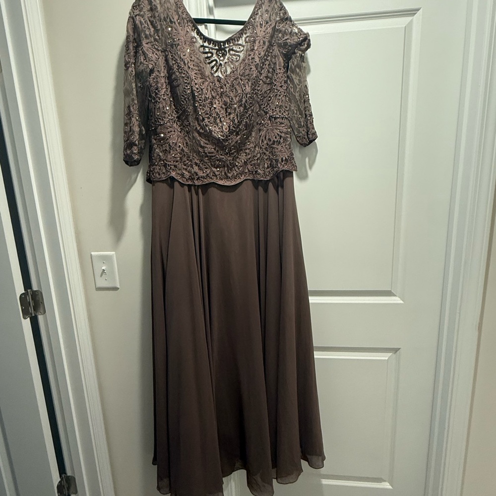 Anny Lee Brown Lace & Chiffon Long Sleeve Evening Dress